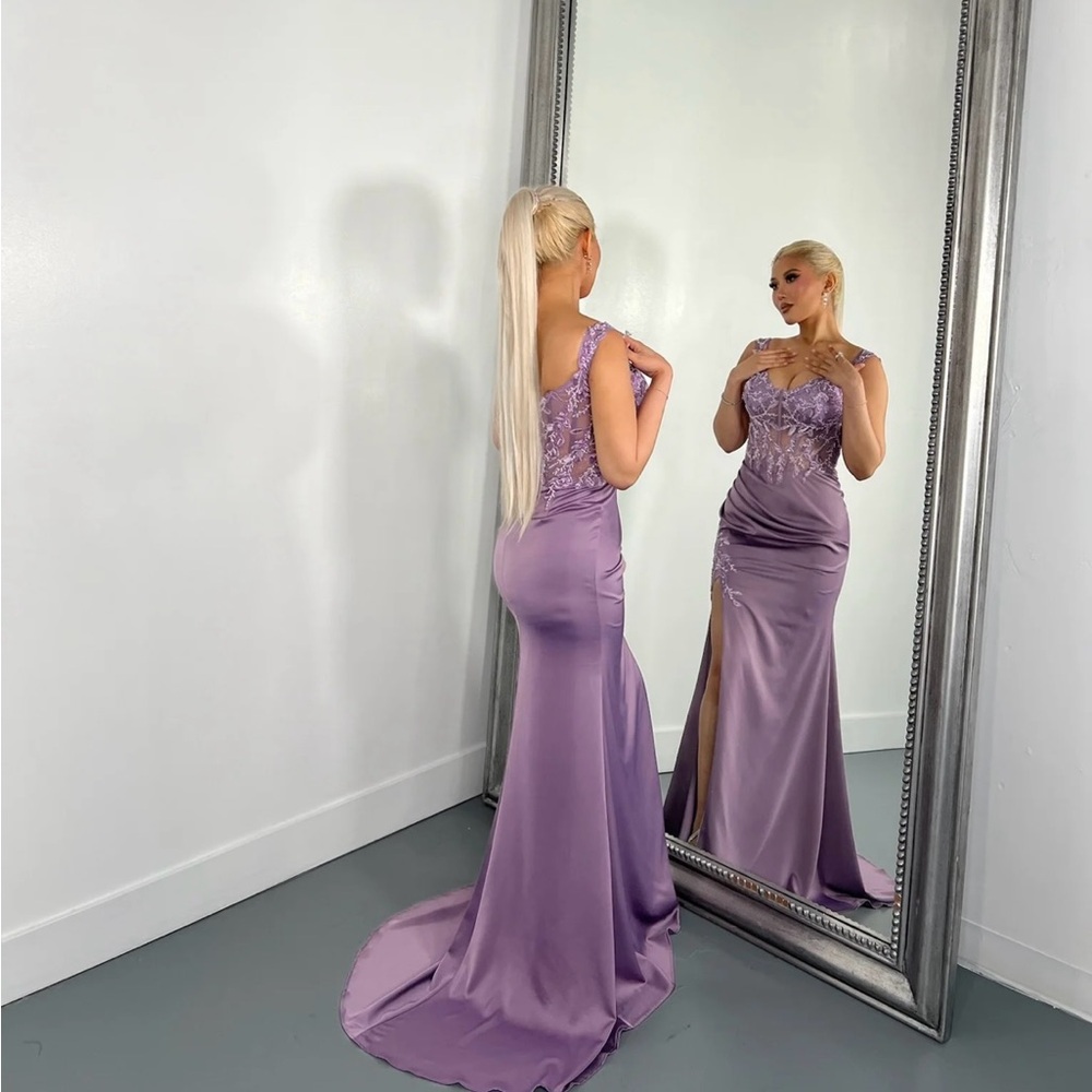 Lilac prom dress worn only once for 3 hours max. Size 8.